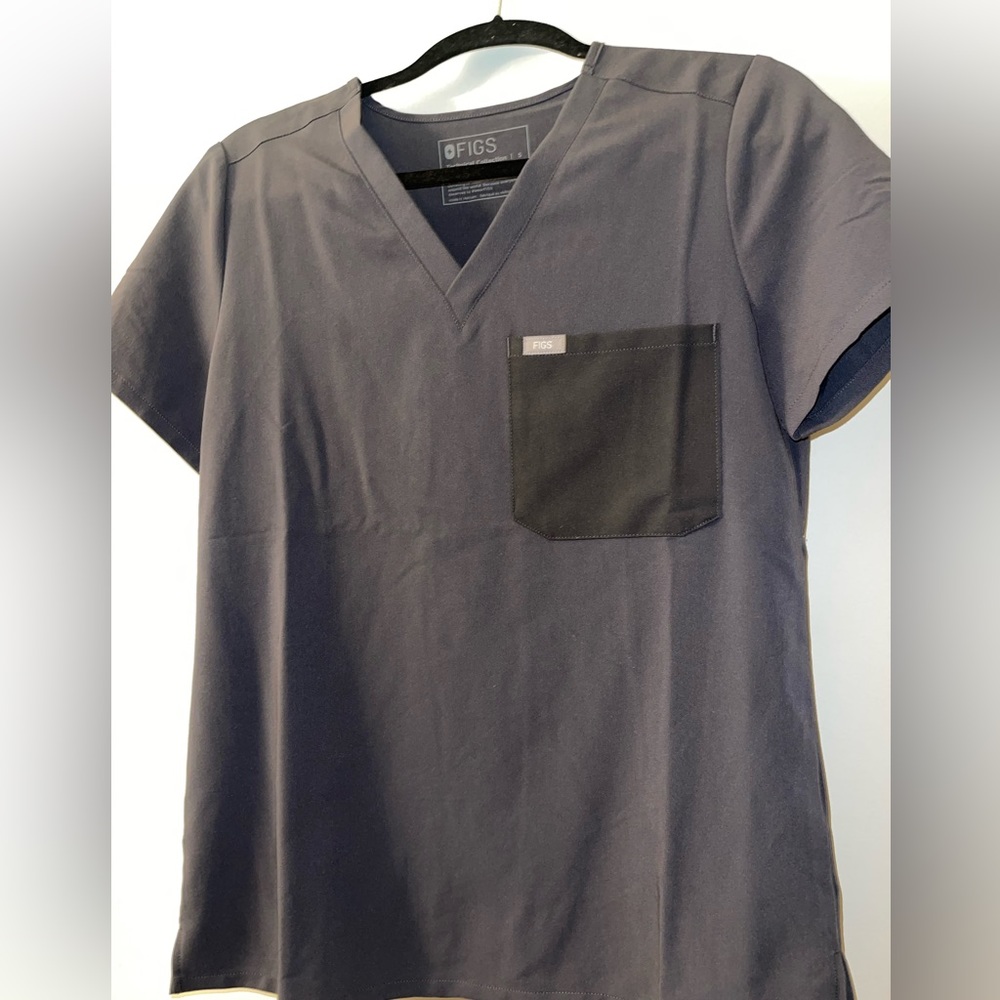 Women’s Charcoal One-Pocket Scrub Top & Jogger Scrub Pants